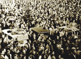 Août / septembre 1949 : Jusqu’à 30 000 personnes attendent au Traberhof près de Rosenheim que Groening leur parle.